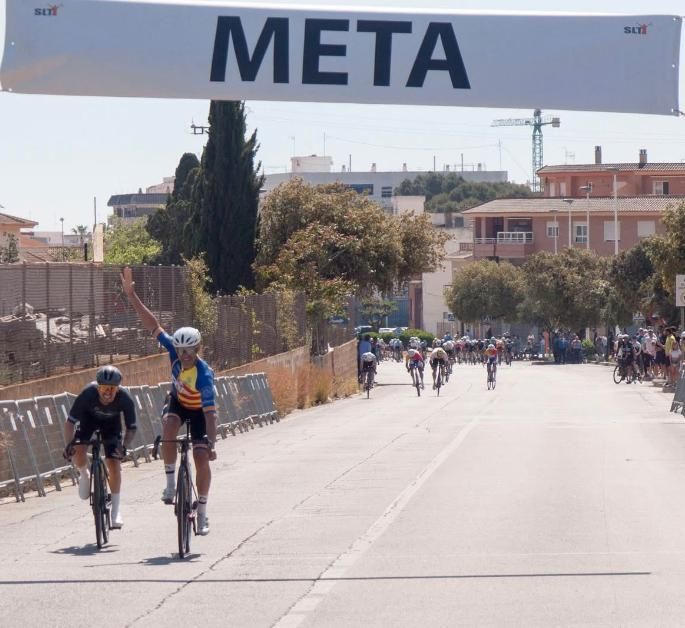 Moisés Espinós levanta los brazos en Puzol en el III Memorial Sergio ...
