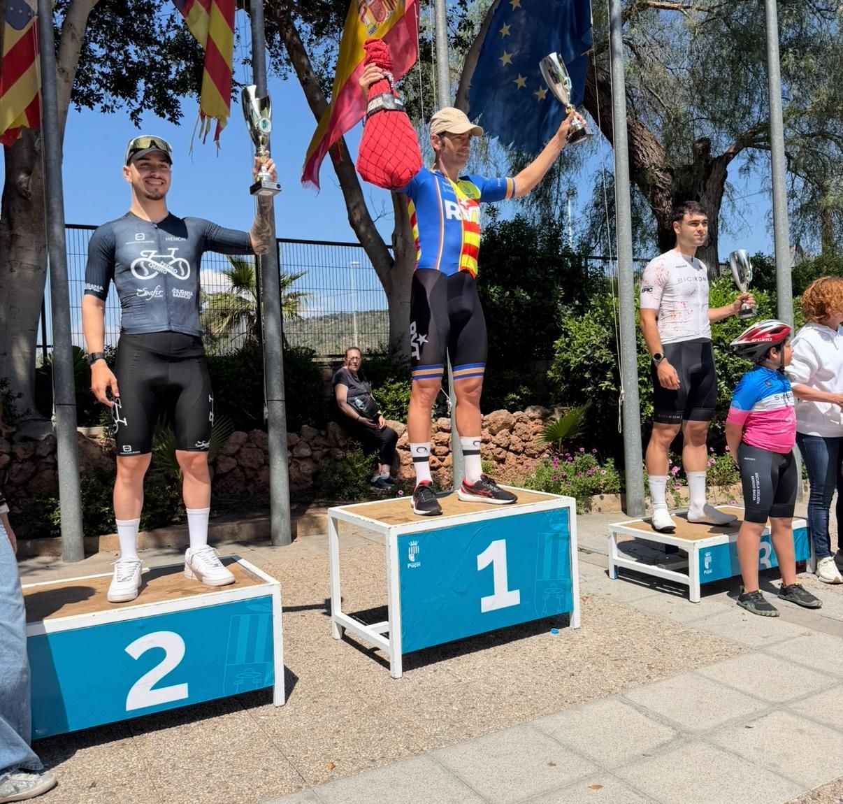 Moisés Espinós levanta los brazos en Puzol en el III Memorial Sergio ...